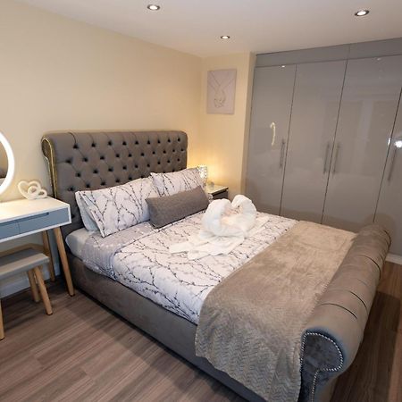 Cosy 1 Bedroom Basement Apartment With Private Patio Area London Ngoại thất bức ảnh