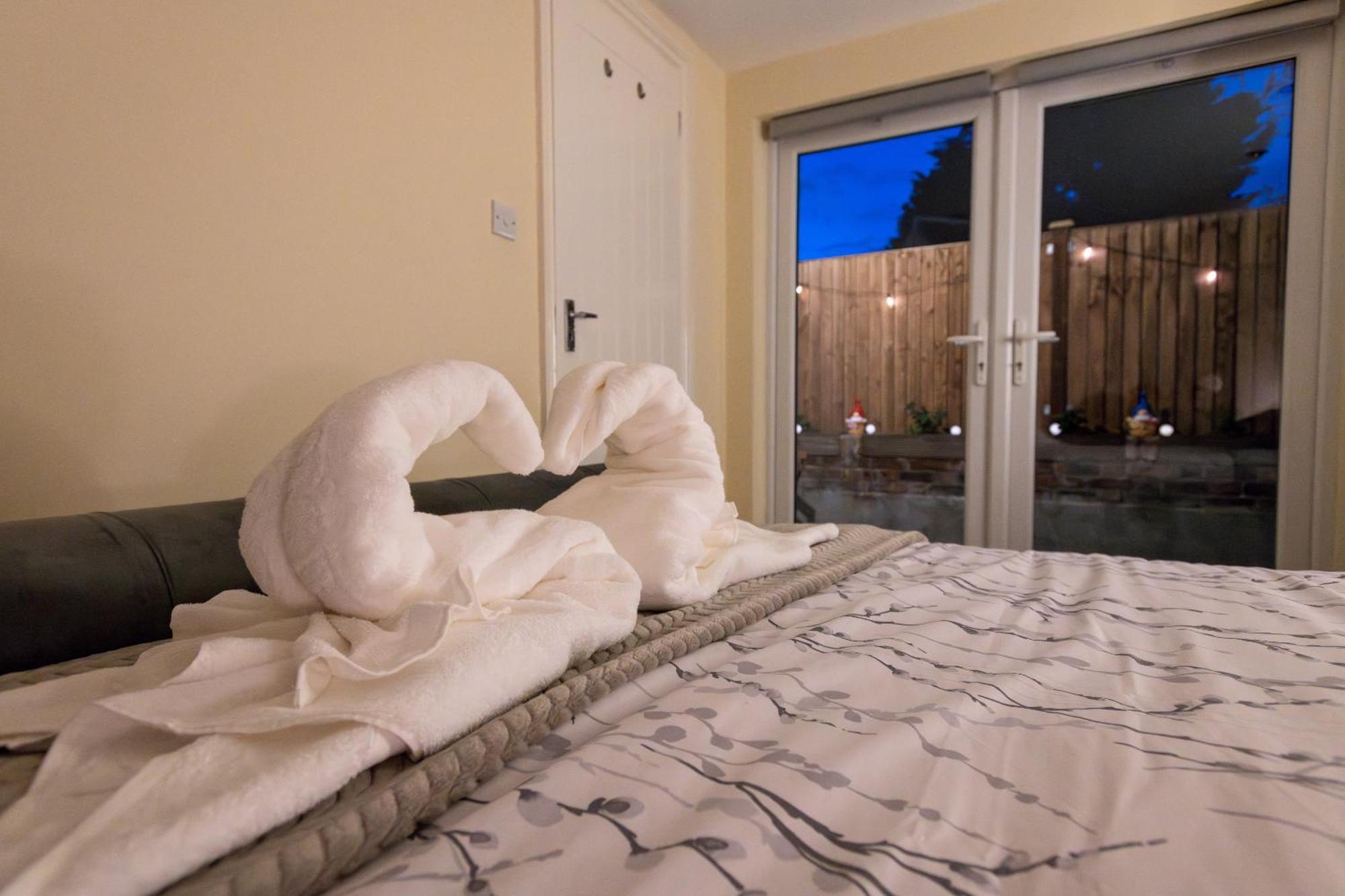 Cosy 1 Bedroom Basement Apartment With Private Patio Area London Ngoại thất bức ảnh